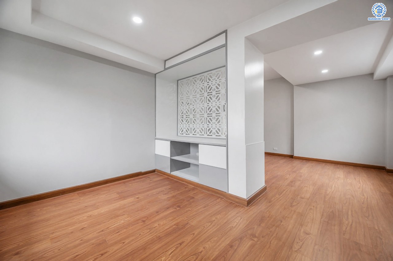 บ้านเดี่ยวมือสอง โครงการ เดอะวอเตอร์เฮ้าส์ กาญจนาฯ-บางบอน รองรับทุกความสุข เนื้อที่ 117.1 ตร.ว. ฟังก์ชัน 5 ห้องนอน 4 ห้องน้ำ 1 ห้องอเนกประสงค์ 1 ห้องแม่บ้าน จอดรถได้ 1 คัน บนทำเลใกล้รถไฟฟ้าสายสีน้ำเงิน "สถานีหลัก2" และจุดขึ้นทางด่วน "พระราม2" และ The Mall บางแค